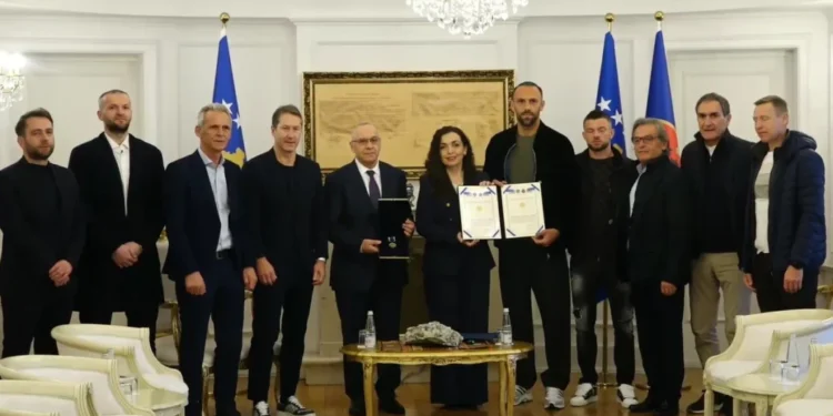 Vjosa Osmani dekoron futbollistët e Kosovës
