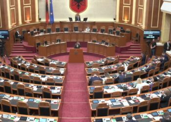 Peleshi përjashtoi nga seanca plenare Boçin, PD dhe PL braktisin sallën e parlamentit