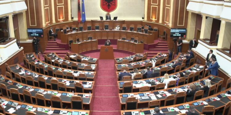 Peleshi përjashtoi nga seanca plenare Boçin, PD dhe PL braktisin sallën e parlamentit