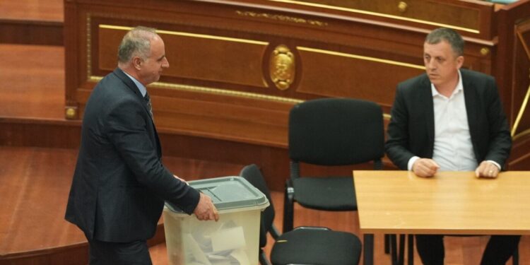 Vetëvendosja propozoi dy emra për President të ri të Kosovës, sot afati i fundit. Çfarë pritet të ndodhë në Parlament