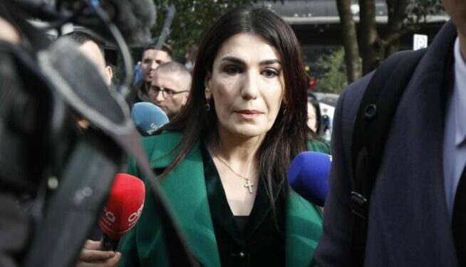 Dëshmia e shoferit: Ish-drejtoresha e AKSHI-t pronare e 3 shtëpive, si i fshehu pasuritë Mirlinda Karçanaj