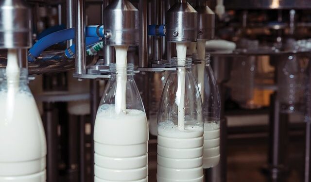 Pas naftës shtrenjtohet edhe plastika, përpunuesit e qumështit paralajmërojnë rritje kostosh për bulmetin
