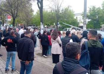FOTO/ Shtrenjtimi i naftës redukton flotën e urbaneve, kaos në stacionet e Tiranës