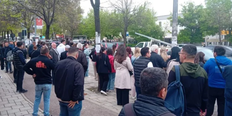 FOTO/ Shtrenjtimi i naftës redukton flotën e urbaneve, kaos në stacionet e Tiranës