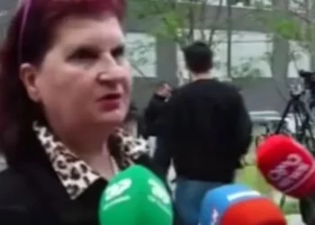 Zjarri në pallatin pranë QSUT/ Qytetarja kërkon shoqen e saj: Jetonte vetëm, e ka celularin të fikur