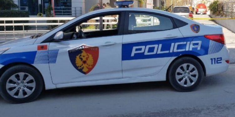 E rëndë në Vlorë, e moshuara tenton ti japë fund jetës, kërcënon se do hidhet nga ballkoni