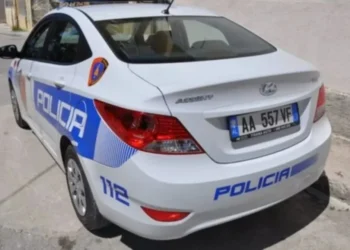 Aksident në Himarë/ Makina përplaset me motorin, 26-vjeçari përfundon në spital