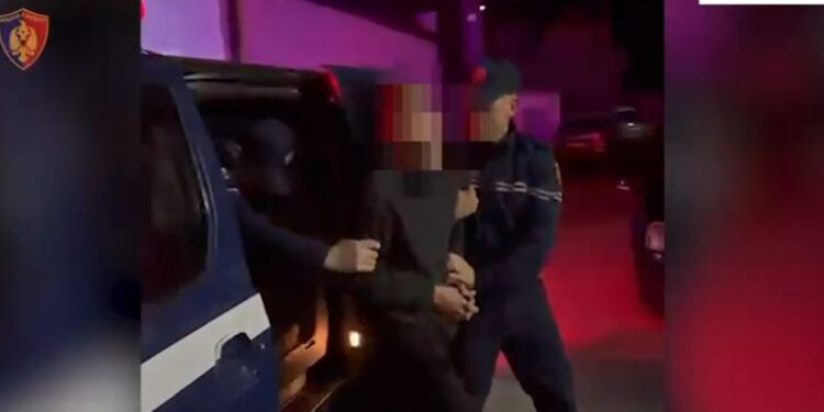 Rrahën me sende të forta një person, dy të arrestuar në Kamëz /EMRAT