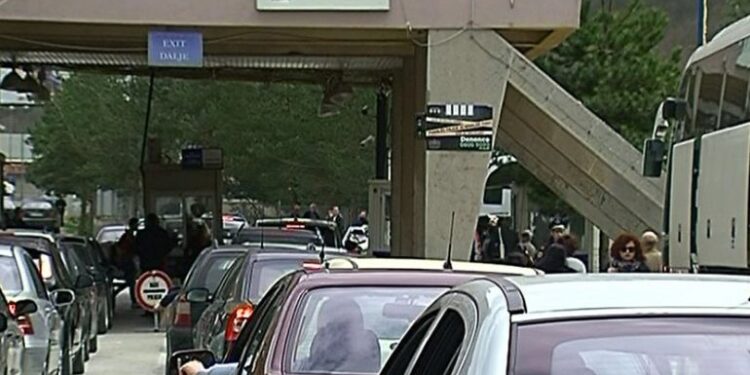 Pashkët kthejnë emigrantët, fluks i lartë lëvizjesh në doganën e Kapshticë