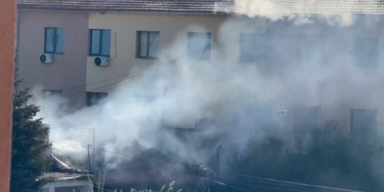 Përfshihet nga flakët banesa në Korçë, dyshimet