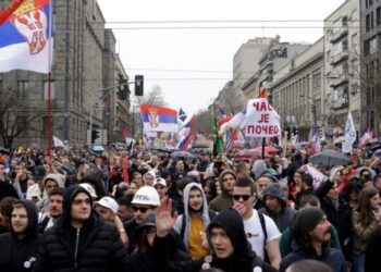 Nuk ka qetësi për Vuçiç, mijëra studentë sërish në protestë