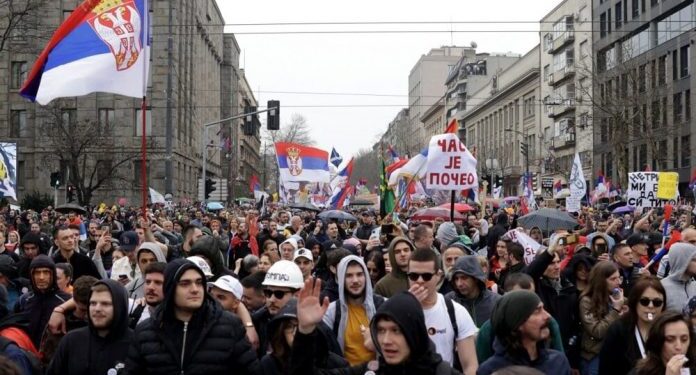 Nuk ka qetësi për Vuçiç, mijëra studentë sërish në protestë