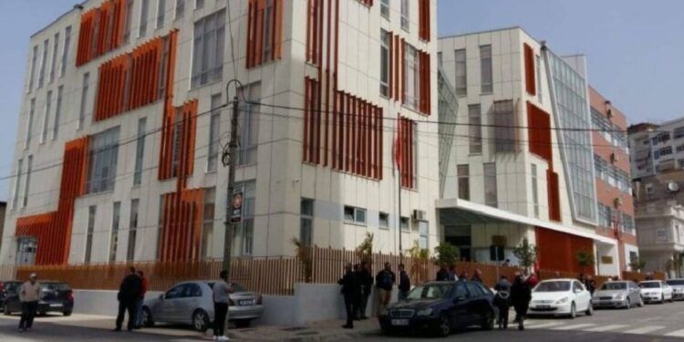 Shpërndanin lëndë narkotike në Elbasan, gjykata lë në burg 10 të arrestuarit