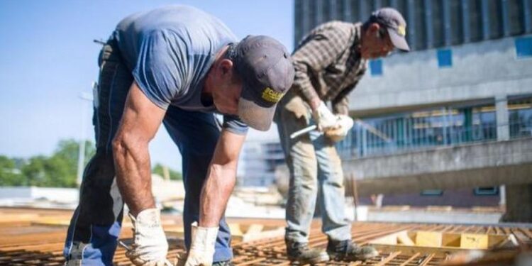 Shqiptarët, më të lodhurit në vendin e punës, rekord në Europë