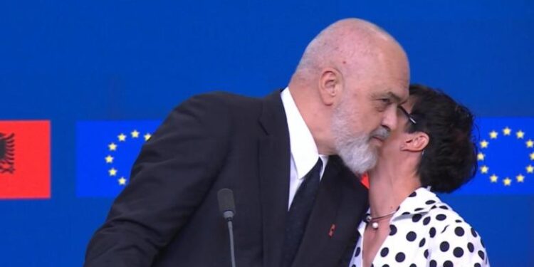 Shqipëria përballet me kritika për korrupsionin, Rama teatër në konferencën ndërqeveritare me BE
