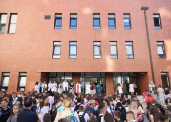 Reforma në arsimin parauniversitar, mes teknologjisë dhe identitetit/ Nga Etleva Merko