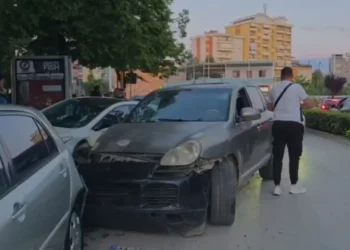 Aksident në Fier, “Porsche” përplas dy mjete të parkuara, shoferi tenton të arratiset