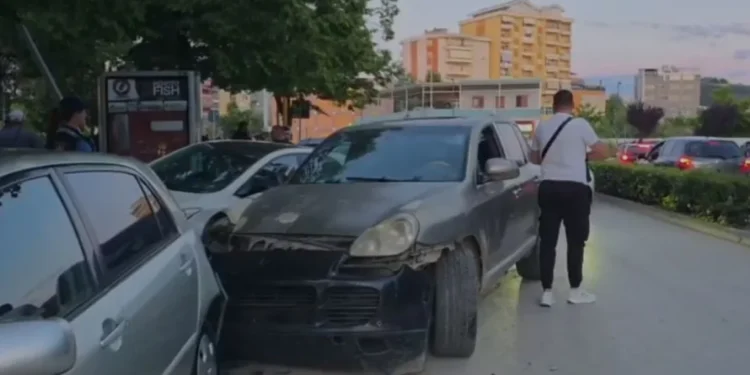 Aksident në Fier, “Porsche” përplas dy mjete të parkuara, shoferi tenton të arratiset