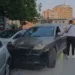 Aksident në Fier, “Porsche” përplas dy mjete të parkuara, shoferi tenton të arratiset