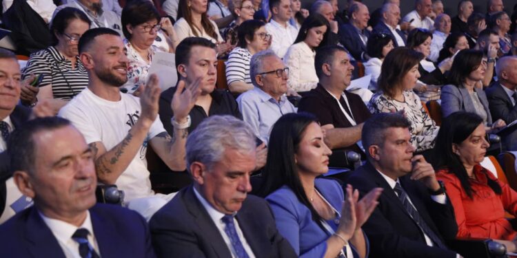 Reperi kandidat për Këshillin Kombëtar të PD-së, Stresi shfaqet i ulur pranë djalit të Azem Hajdarit në Kuvendin e demokratëve