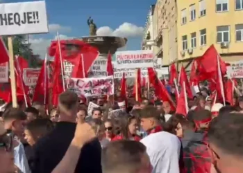 Protesta/ Bllokohet në Shkup autobusi me 40 studentë nga Shqipëria