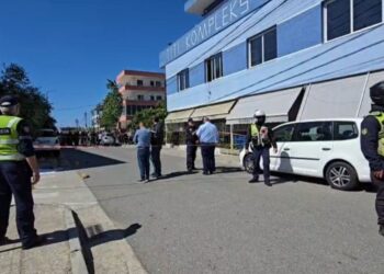Frikë nga hakmarrja, policia largon nga banesa familjen e autorit të tragjedisë në Durrës