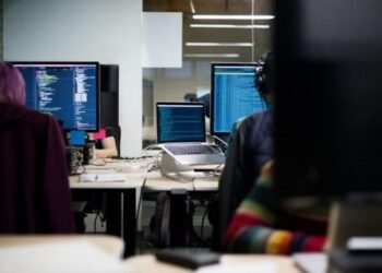 Mashtrimi me call center në Tiranë, media greke: Rrjeti me 450 punonjës “gëlltiti” 50 milionë euro