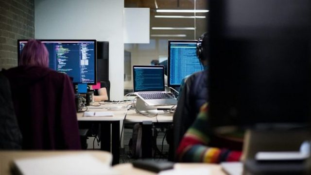 Mashtrimi me call center në Tiranë, media greke: Rrjeti me 450 punonjës “gëlltiti” 50 milionë euro