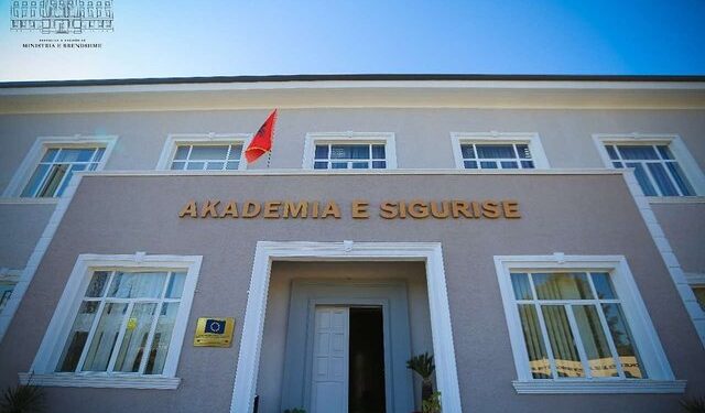 Tiranë/ Helmohen 40 studentë të Akademisë së Sigurisë, dyshohet nga ushqimi