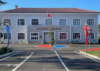 Helmimi i studentëve tek Akademia e Sigurisë, dy të arrestuar, kush është kompania që siguronte ushqimin