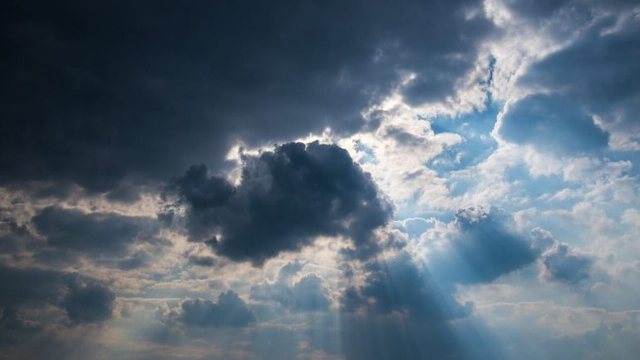 Me vranësirat dhe reshje shiu, si parashikohet moti sot
