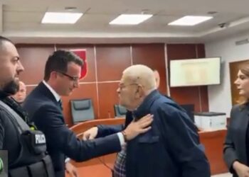 Gjyqi në Administrative/ Veliaj i prangosur në gjykatë; në seancë edhe aktori Robert Ndrenika: Ç’të mbeti, vij e bëj unë