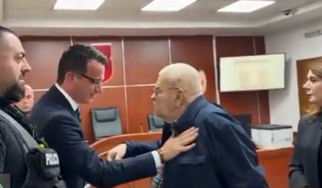 Gjyqi në Administrative/ Veliaj i prangosur në gjykatë; në seancë edhe aktori Robert Ndrenika: Ç’të mbeti, vij e bëj unë