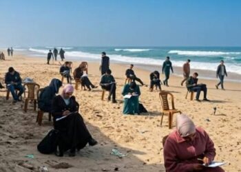 Arsimi nuk dorëzohet në Gaza/ Studentët japin provime në plazh mes rrënojave të luftës