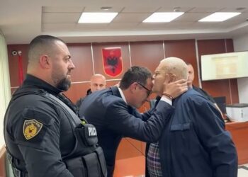 Puthi në ballë Veliajn në sallën e gjyqit, Robert Ndrenika thyen heshtjen: Jam i sigurt se është i pafajshëm