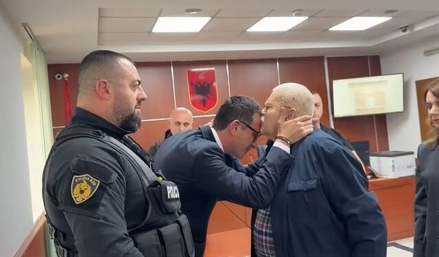 Puthi në ballë Veliajn në sallën e gjyqit, Robert Ndrenika thyen heshtjen: Jam i sigurt se është i pafajshëm