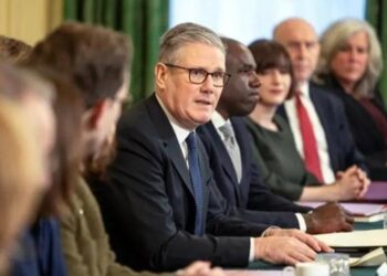 81 deputetë i kërkojnë dorëheqjen, kryeministri britanik refuzon largimin