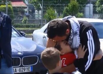 U ndalua nga Izraeli, Baki Goxhaj mbërrin në atdhe: Na morën peng e na poshtëruan!