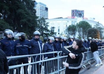 Protesta e PD-së/ ‘Blindohet’ Kryeministria dhe Parlamenti! 1,500 efektivë zbresin në terren