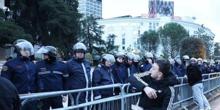 Protesta e PD-së/ ‘Blindohet’ Kryeministria dhe Parlamenti! 1,500 efektivë zbresin në terren