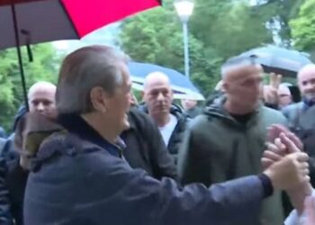 Protesta/ Berisha mbërrin në selinë blu, pritet nga demokratët