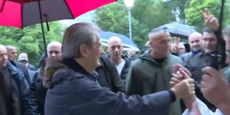 Protesta/ Berisha mbërrin në selinë blu, pritet nga demokratët