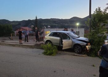 Aksident në Gramsh, automjeti del nga rruga dhe përplaset me shtyllën