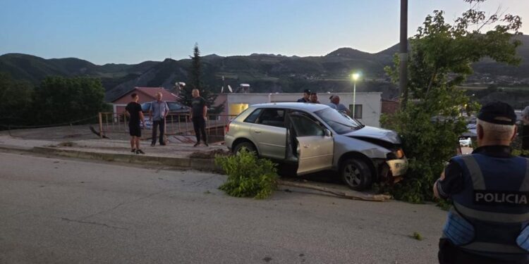 Aksident në Gramsh, automjeti del nga rruga dhe përplaset me shtyllën