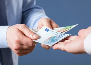 Euro “braktiset” nga huamarrësit/ Kreditë në lekë fitojnë terren përgjatë katër muajve të parë të vitit