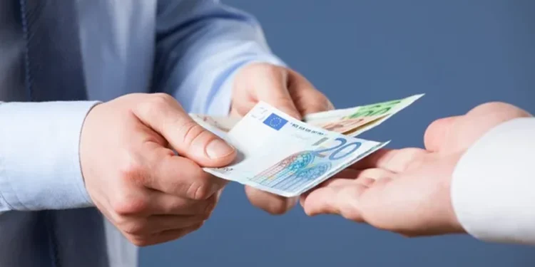 Euro “braktiset” nga huamarrësit/ Kreditë në lekë fitojnë terren përgjatë katër muajve të parë të vitit