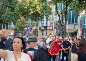 Protestë para drejtorisë së policisë në Tiranë/ Qytetarët kërkojnë nga shteti transparencë për dhunën e ushtruar në Pishë- Poro Nartë