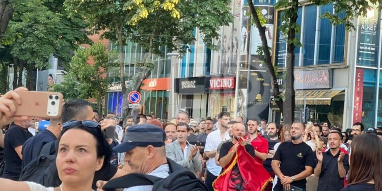 Protestë para drejtorisë së policisë në Tiranë/ Qytetarët kërkojnë nga shteti transparencë për dhunën e ushtruar në Pishë- Poro Nartë