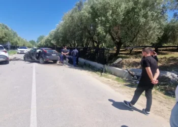 Aksident në Vlorë, makina përplaset me murin anësor të një banese, plagoset rëndë shoferi
