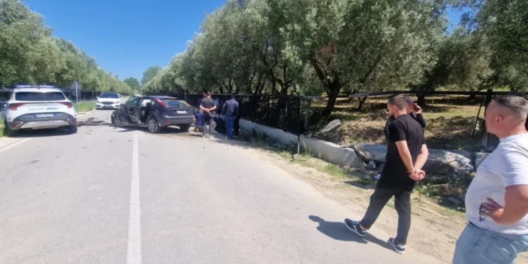 Aksident në Vlorë, makina përplaset me murin anësor të një banese, plagoset rëndë shoferi